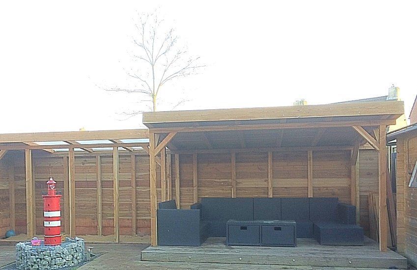 Houten zithoek buiten met een bank, twee opbergboxen en een decoratieve rood-witte vuurtoren.