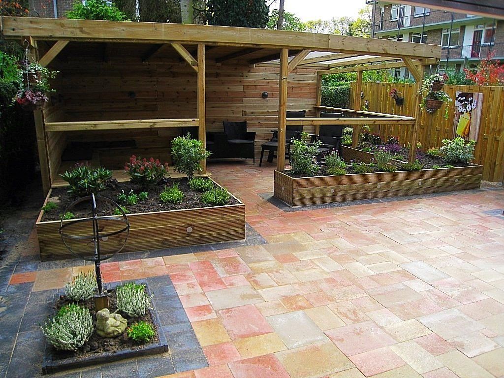 Houten tuinconstructie met plantenbakken, zitgelegenheid en een stenen terras.
