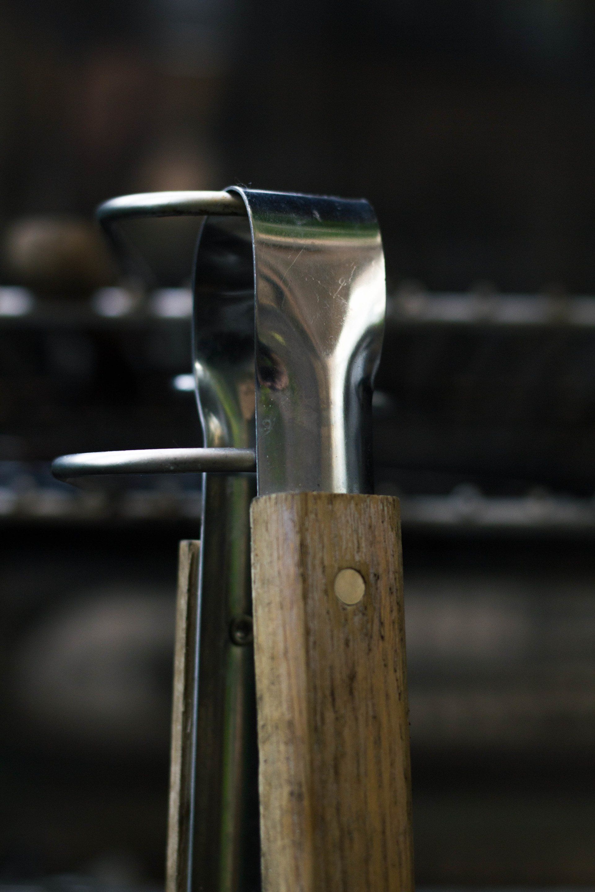 Tang met houten handvatten, close-up. Glanzende metalen kop, gedeeltelijk scherp.