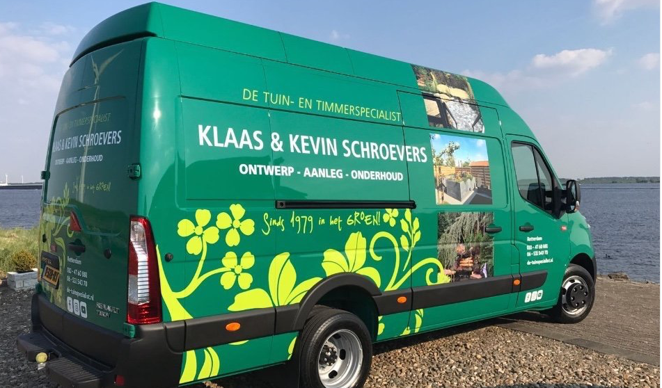 Groene bestelwagen met bedrijfslogo