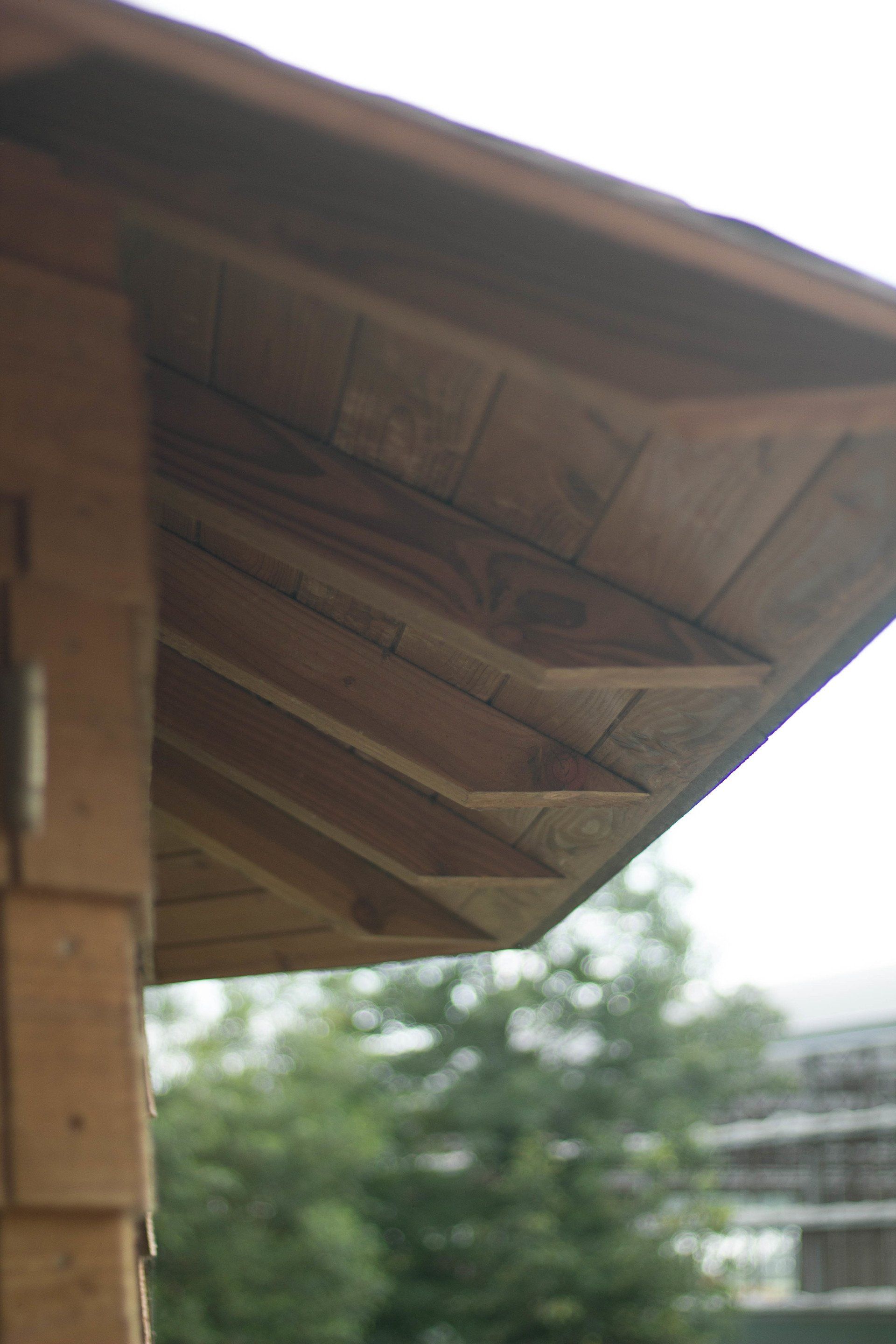 Houten dakoverhang met een zigzagpatroon.