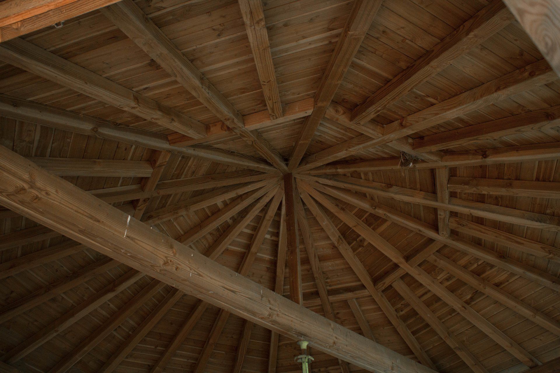Houten plafondconstructie met radiale balken, eventueel met een koepel- of prieeldak.