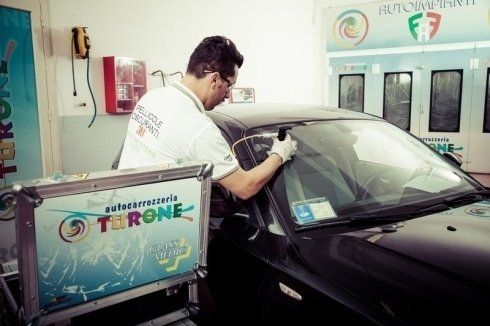 Riparazione parabrezza con operatore