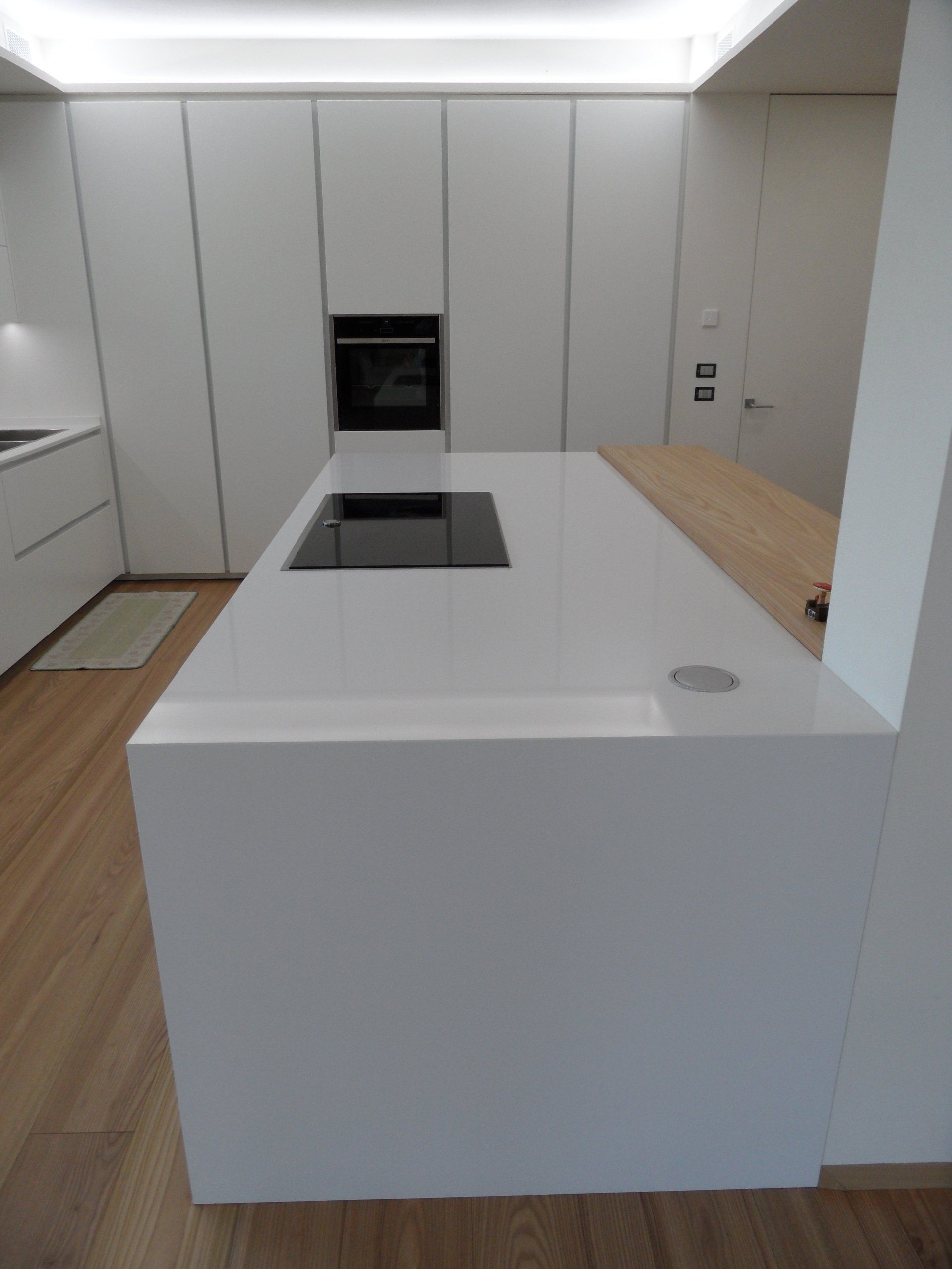 Cucina con isola dal design moderno bianco opaco a treviso