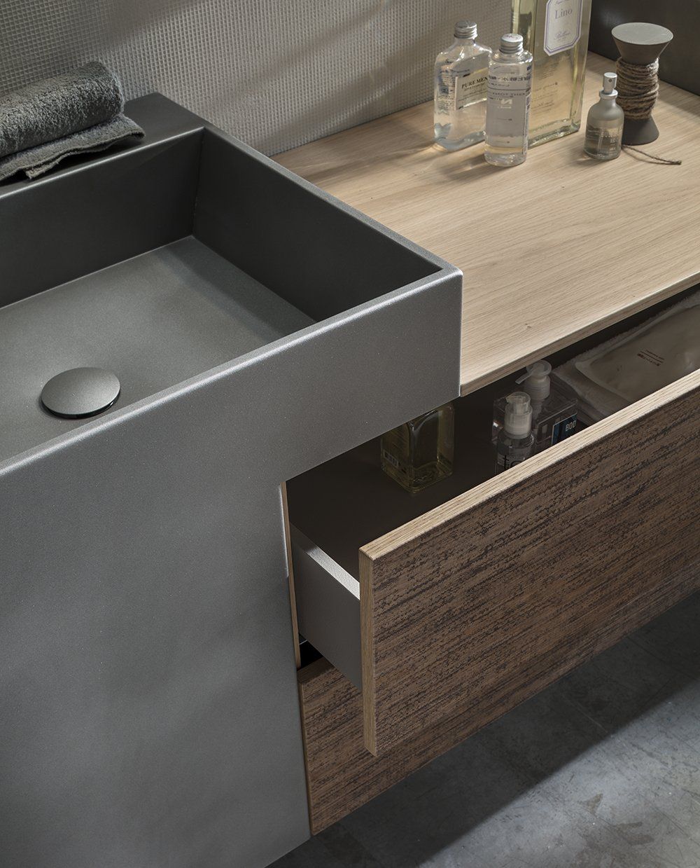 cassetto bagno con lavabo in metallo