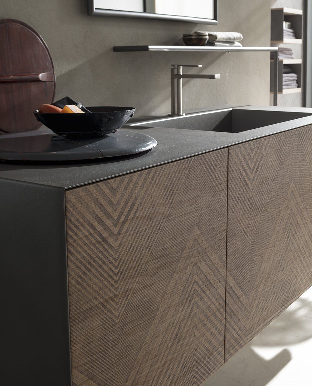 ante bagno serigrafate a laser con lavabo in metallo