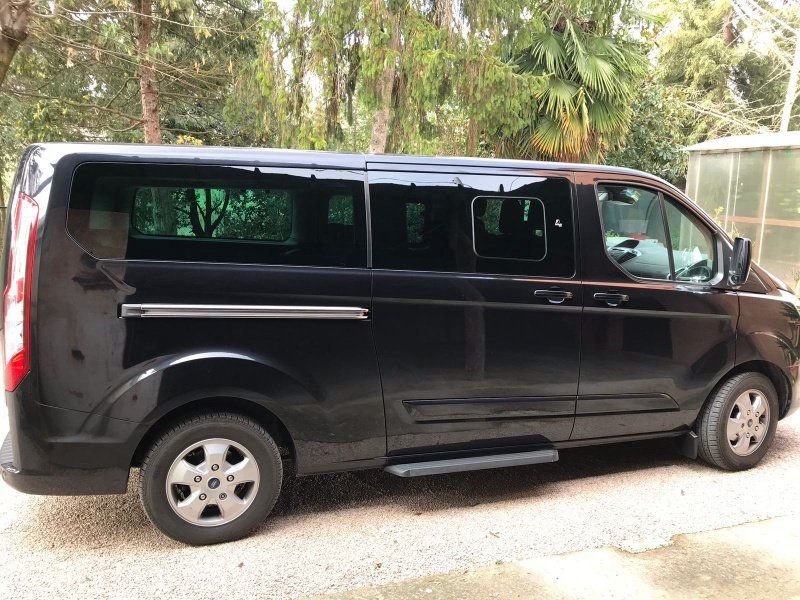monovolume ford parcheggiata per trasporto disabili a noleggio
