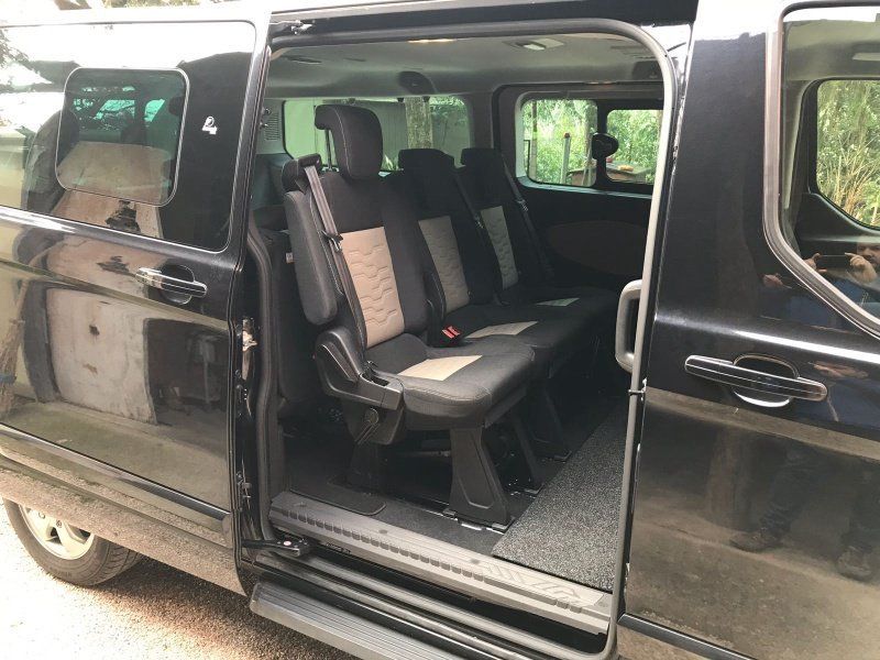 monovolume ford nero per trasporto disabili a noleggio