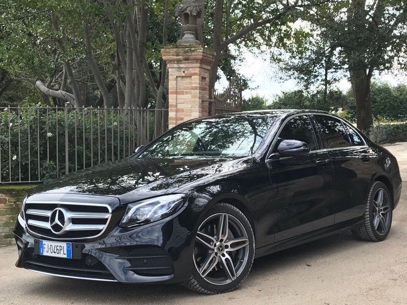 mercedes nera a noleggio