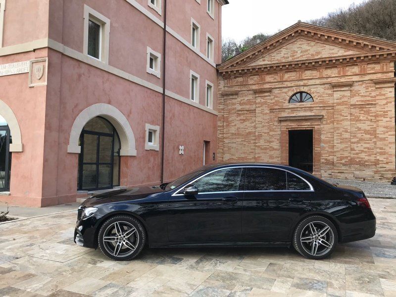 mercedes nera a noleggio