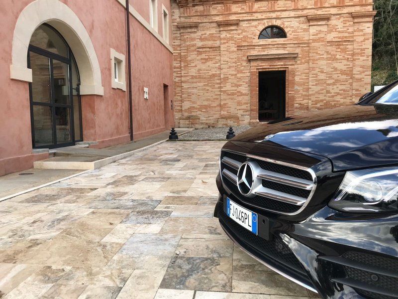 mercedes nera a noleggio