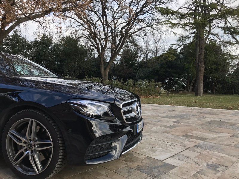 mercedes nera a noleggio