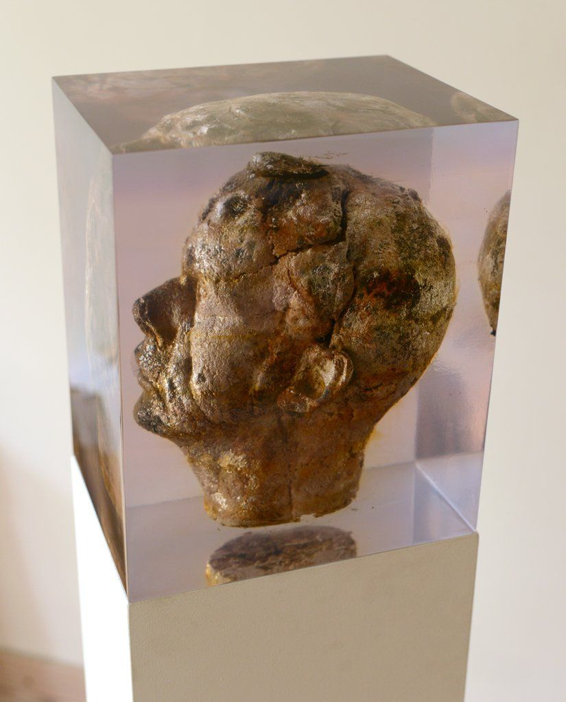 Joseph II 2012-2014, Inclusion of the bread head 21x25x28 cm op een sokkel van 85 cm hoog en 21x25x28 cm Bread head, moulds, polyester		 € 4.900      Het beeld van Joseph is gemaakt van brood, gegoten in epoxy. De kunstenaar Giuseppe Licari heeft een zelfportret gemaakt. Giuseppe betekent Joseph. Hij heeft een mal van zijn hoofd gemaakt en in die mal een brood gebakken. Dit broodhoofd heeft een paar maanden in zijn atelier gestaan. Van het proces van schimmelen zijn foto’s gemaakt. Na een paar maanden is het hoofd van brood ingegoten in epoxy. Door de chemische reactie van het schimmel met epoxy ontstond de zilverkleur.  Het beeld is geïnspireerd over de viering van de naamdag van St. Joseph in Sicilië. Joseph is de onbaatzuchtige vader, die weggeeft, zonder iets te willen ontvangen. Op deze feestdag bakken de moeders en vrouwen in Sicilië veel kleine broodjes, die worden naar de kerk gebracht. In de avond worden de broodjes uitgedeeld.