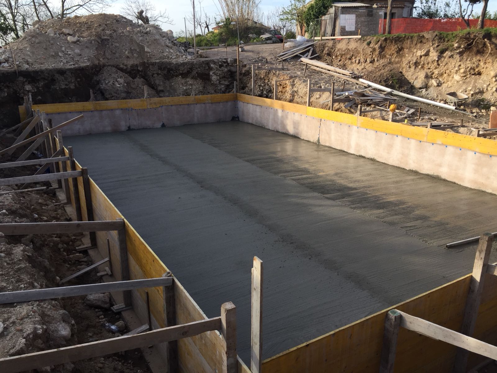 In un cantiere viene costruita una grande piscina in cemento