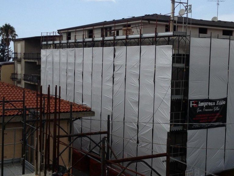 Un grande edificio con impalcature e un cartello che dice America