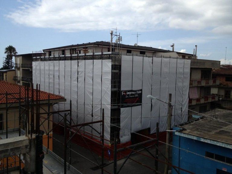 Un edificio in costruzione con un cartello che dice