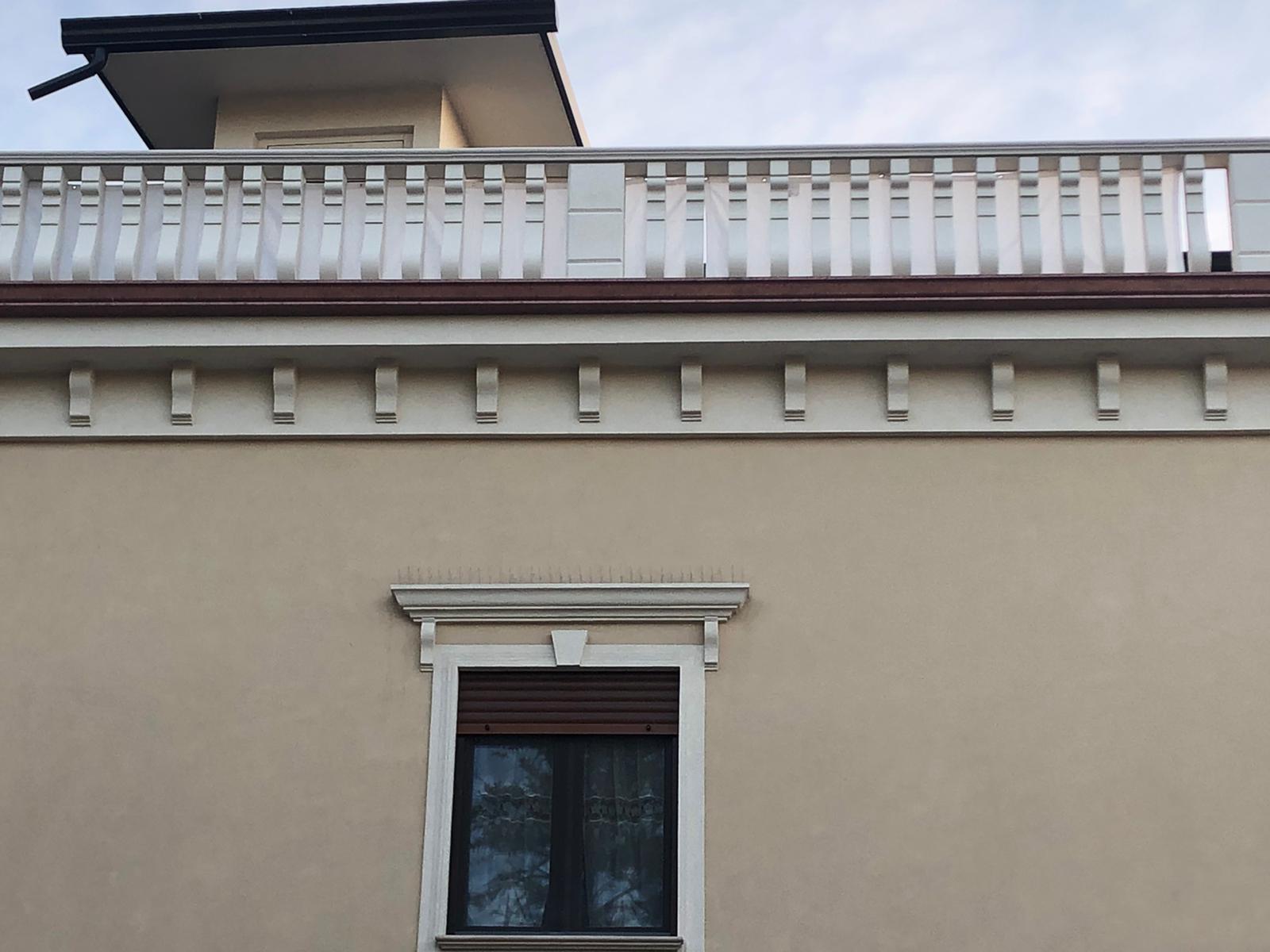 Un edificio con un balcone in cima