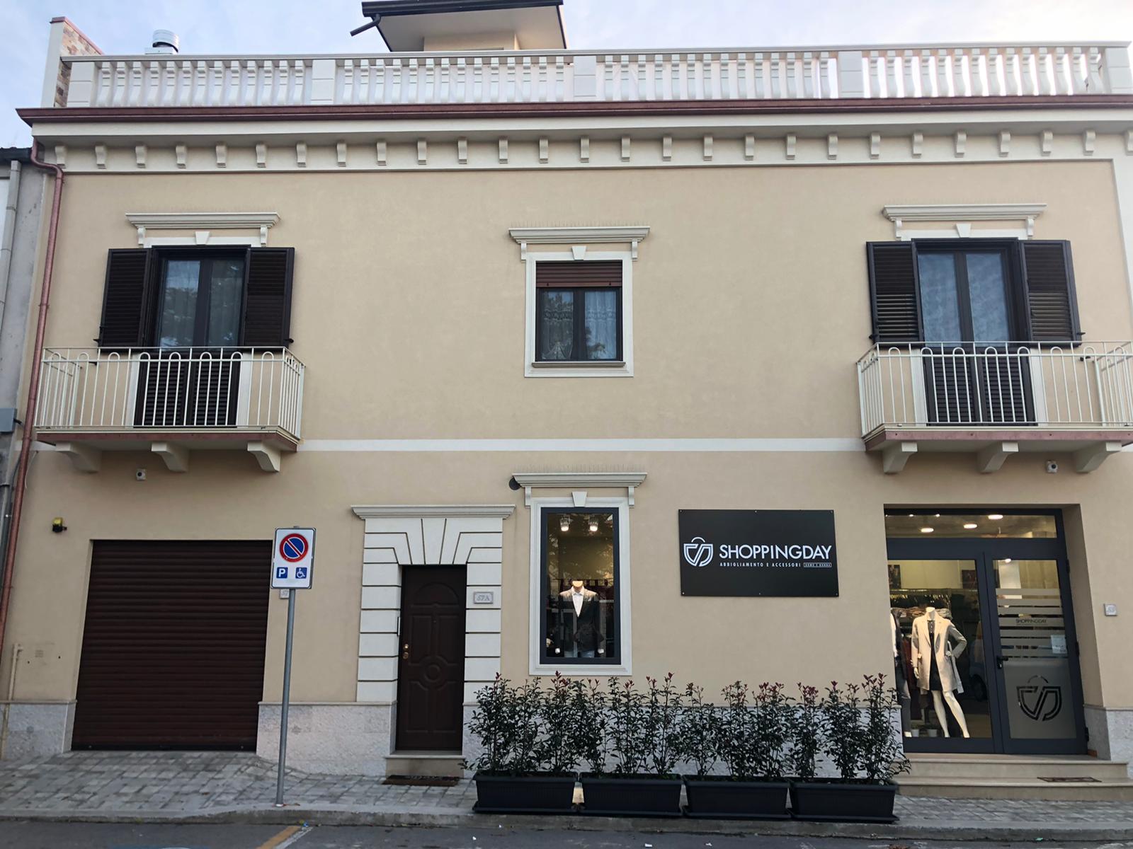 La facciata di un edificio con un cartello che dice