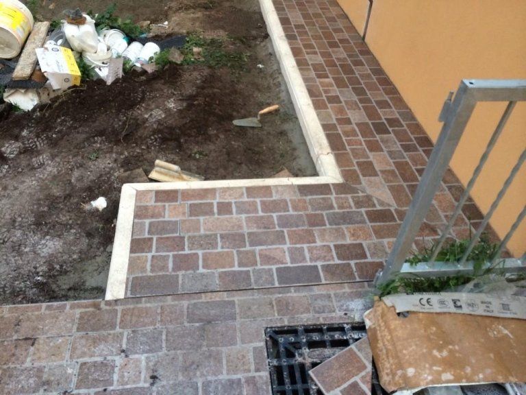 Si sta costruendo una passerella in mattoni davanti a un edificio