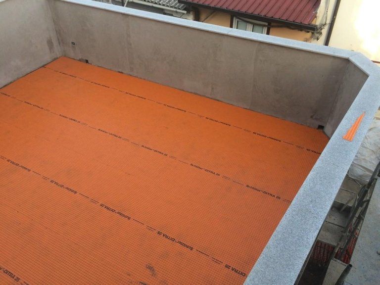 Una vista aerea di un balcone con pavimento arancione