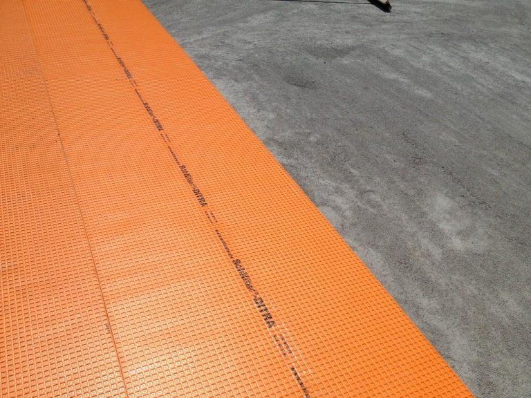 Un pezzo di schiuma arancione con la scritta Volvo sopra