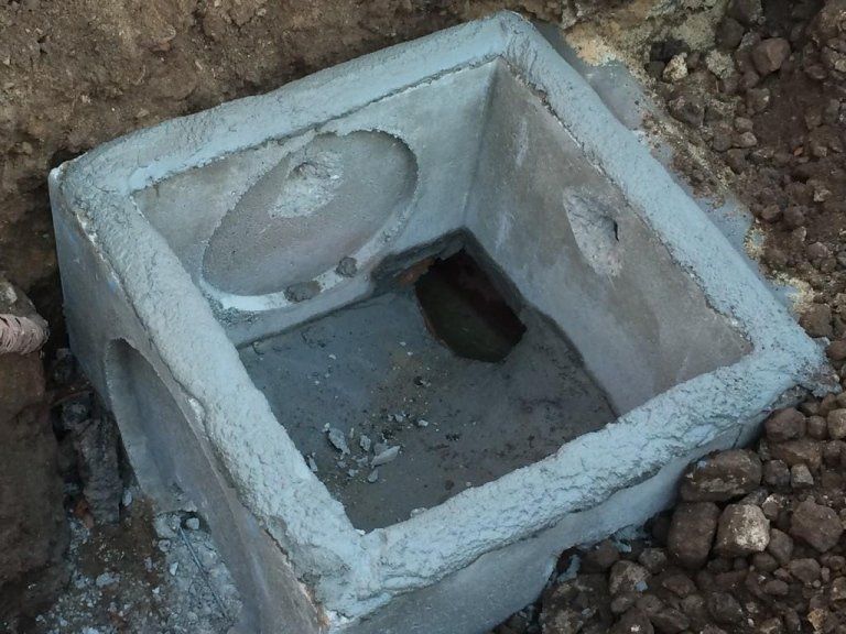 Un blocco di cemento con un buco al centro