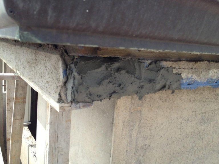 Un pezzo di cemento viene applicato a un muro.