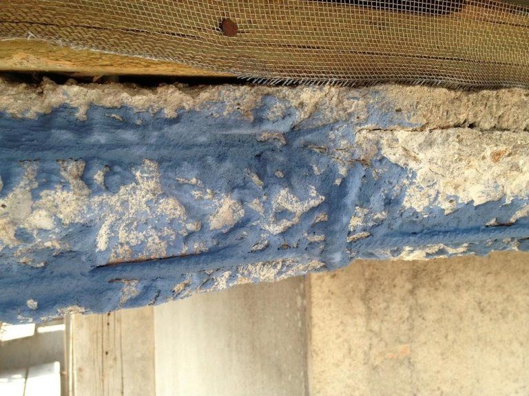 Un primo piano di un pezzo di legno con vernice blu sopra