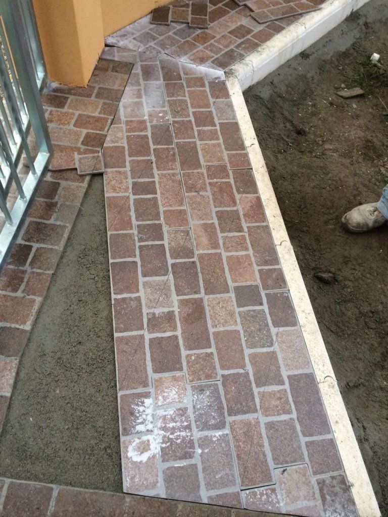 Si sta costruendo una passerella in mattoni davanti a un edificio