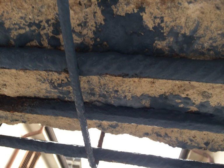 Un primo piano di un pezzo di metallo con ruggine sopra