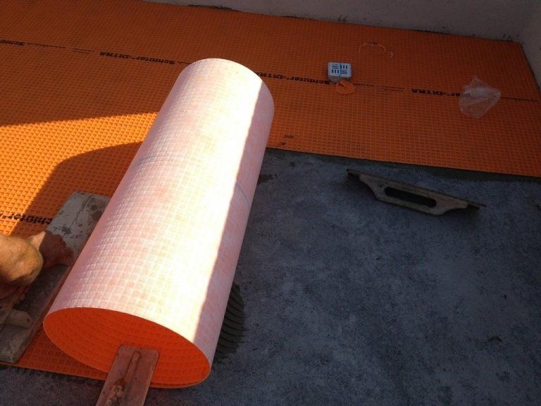 Un rotolo di schiuma appoggiato su un tappetino arancione