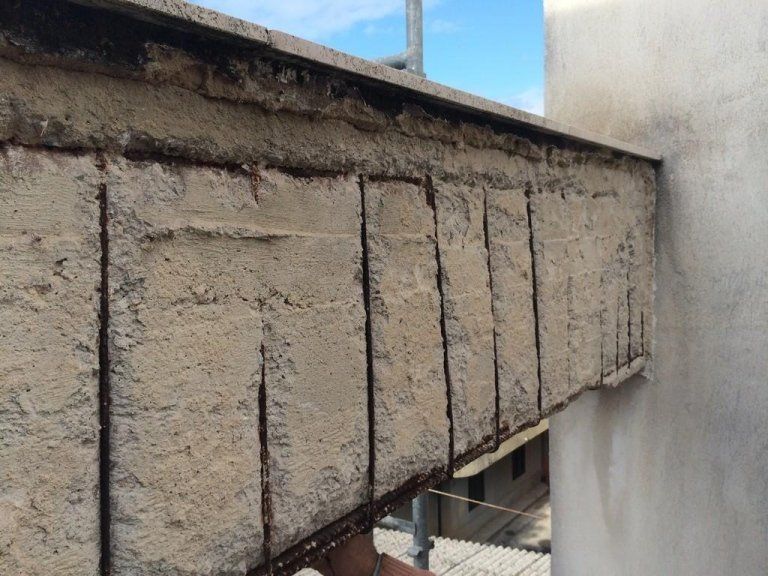 Una persona è in piedi accanto a un muro di cemento