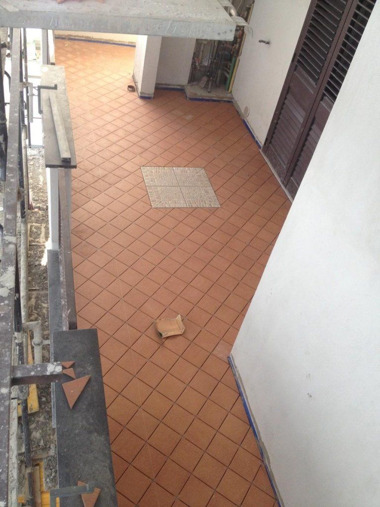 Un pavimento in mattoni con un quadrato al centro