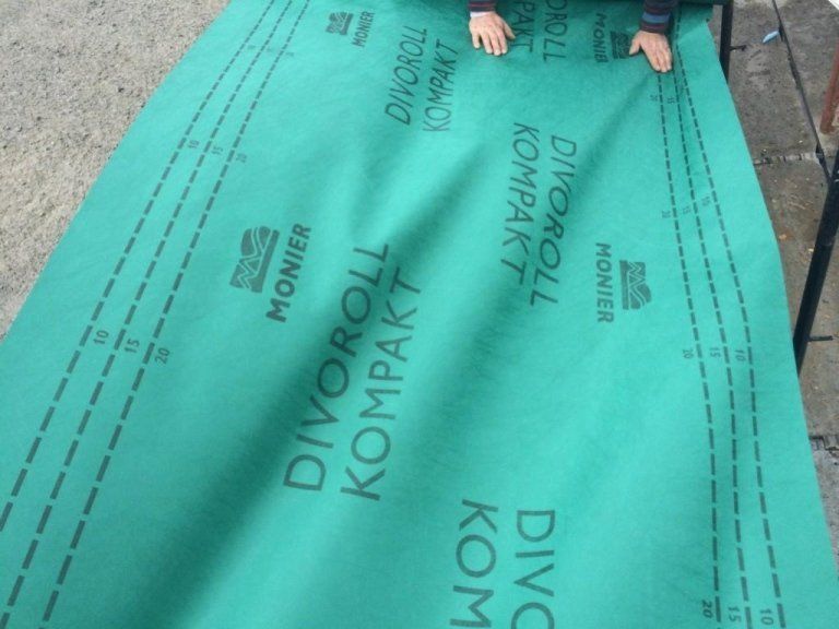 Una persona tiene in mano un pezzo di carta verde con la scritta divoroll kompakt