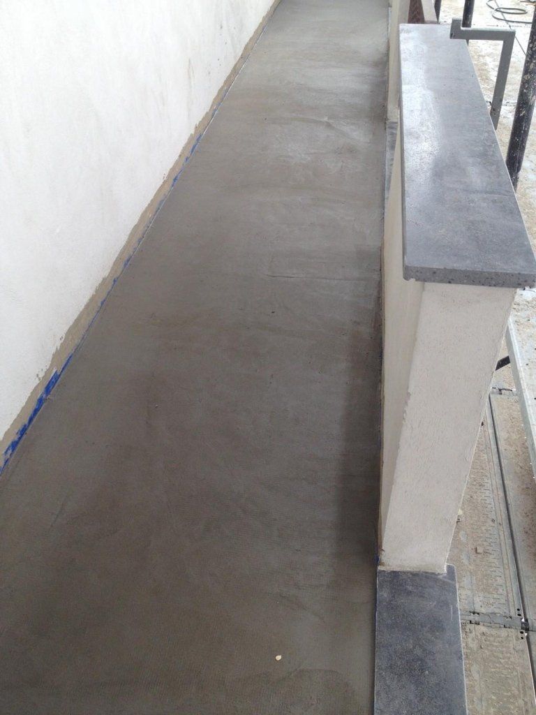 Si sta costruendo una passerella in cemento accanto a un muro.