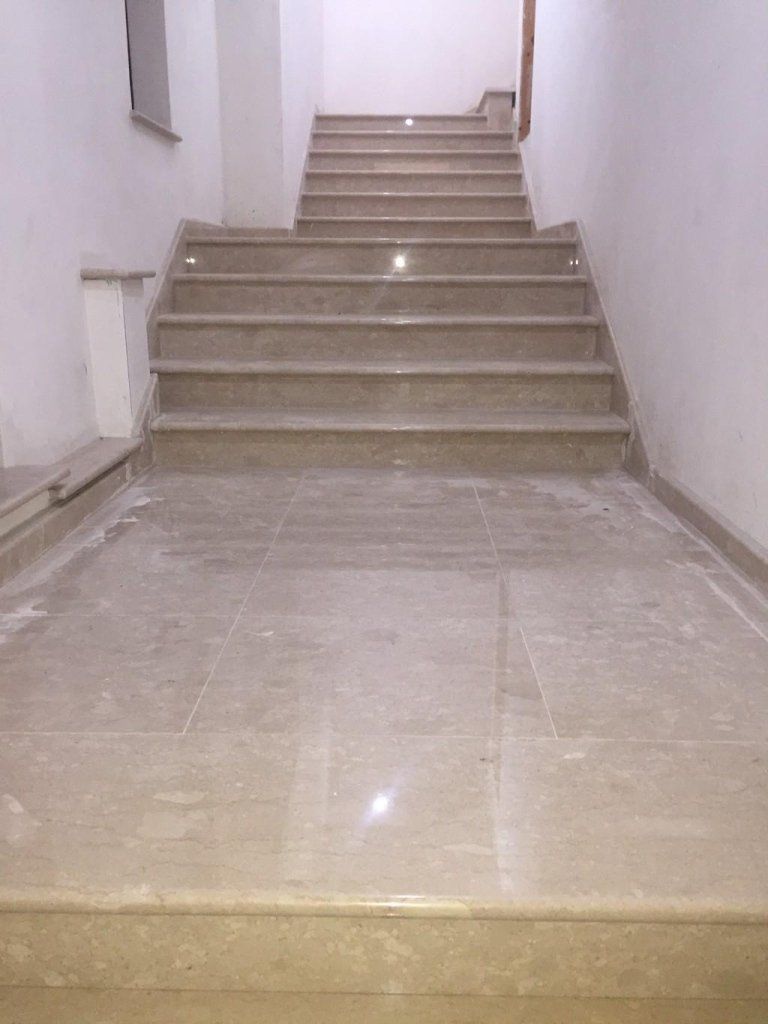 Una serie di scale che portano a un muro bianco in un edificio.