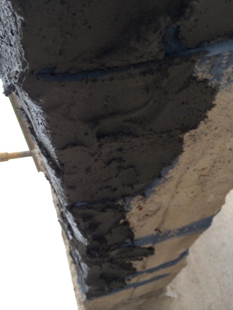 Primo piano di un pezzo di cemento applicato a un muro.