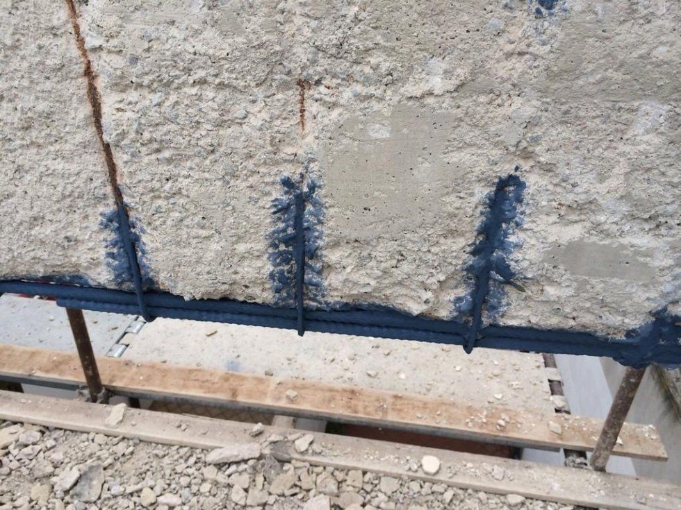 Primo piano di un muro di cemento dipinto di blu.