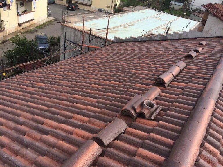 Un tetto con tante tegole