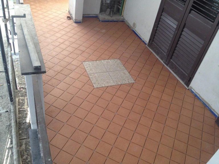 Un pavimento piastrellato con un quadrato al centro