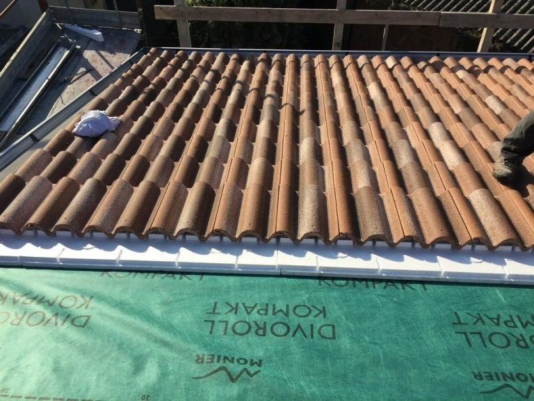 Un tetto con un materiale di copertura che riporta la scritta divoroll kompakt
