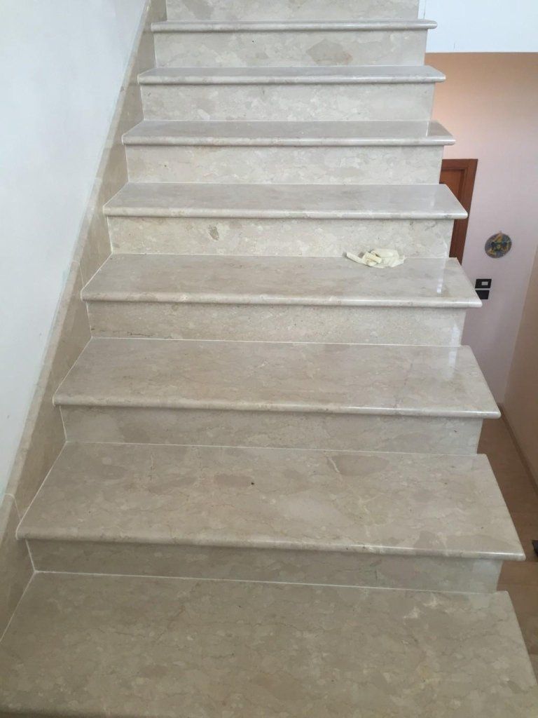 Un primo piano di una rampa di scale in una casa.