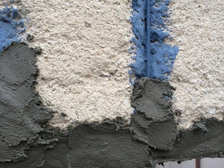 Un primo piano di un muro con una linea blu su di esso