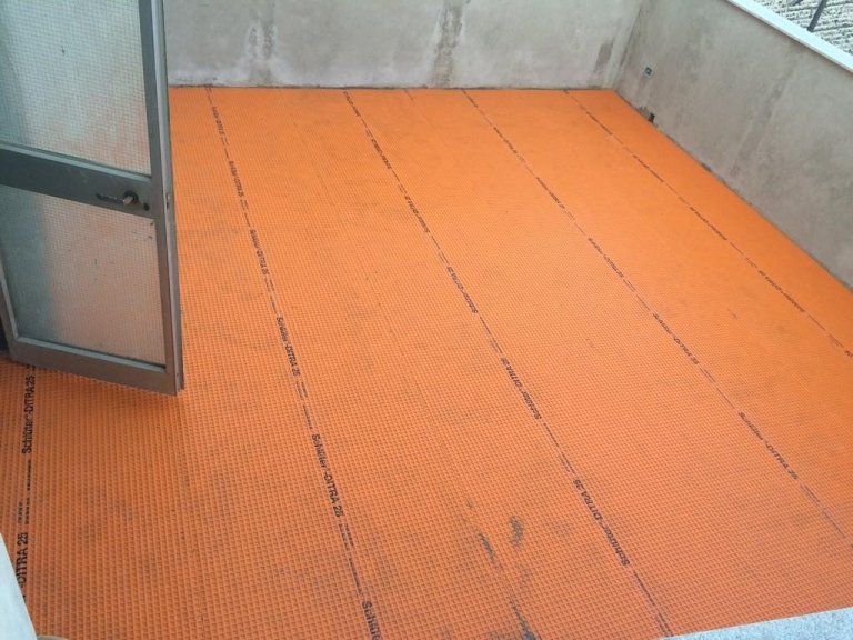 Un tappeto arancione ricopre il pavimento di un edificio.
