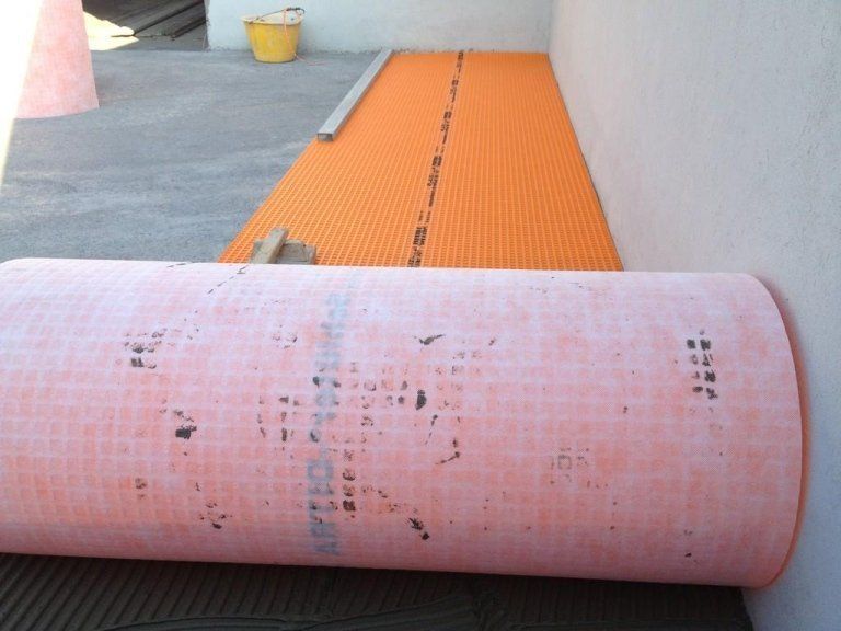 Un rotolo di moquette rosa e arancione con i numeri 12345 sopra
