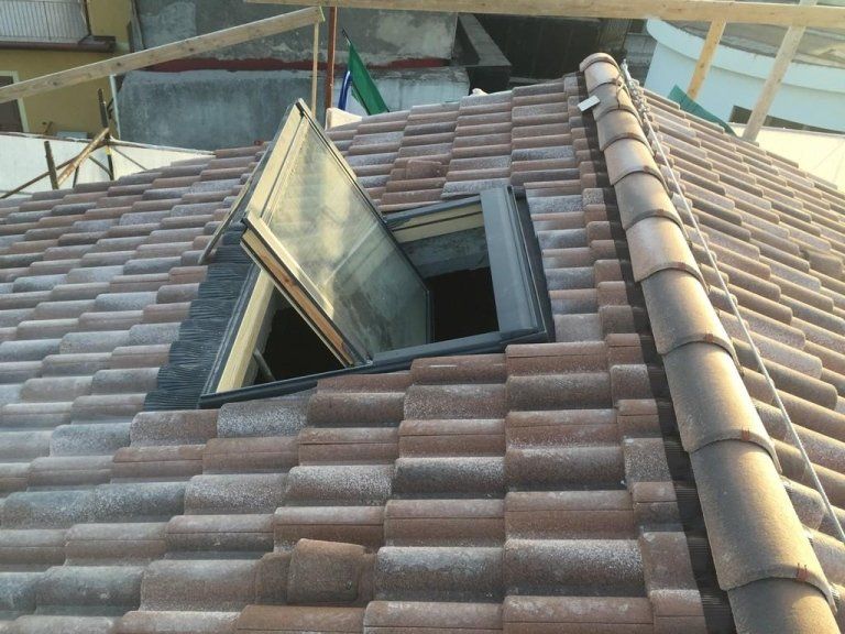 Un tetto con un lucernario al centro