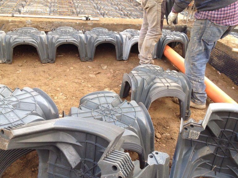Un gruppo di persone sta lavorando in un cantiere edile.