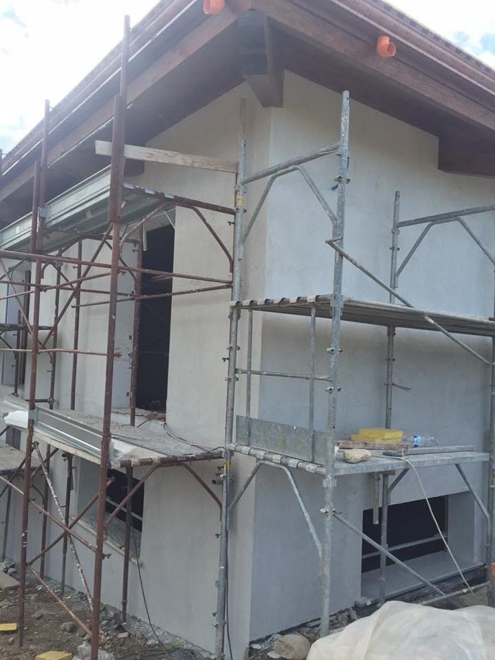 Un edificio in costruzione con impalcature attorno