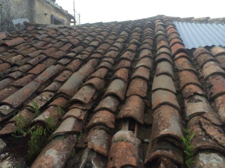 Un tetto con tante tegole