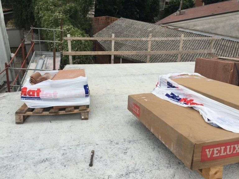 Una scatola velux è appoggiata su un pallet di legno